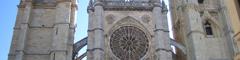 león catedral fachada principal