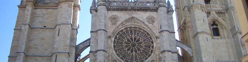 león catedral fachada principal